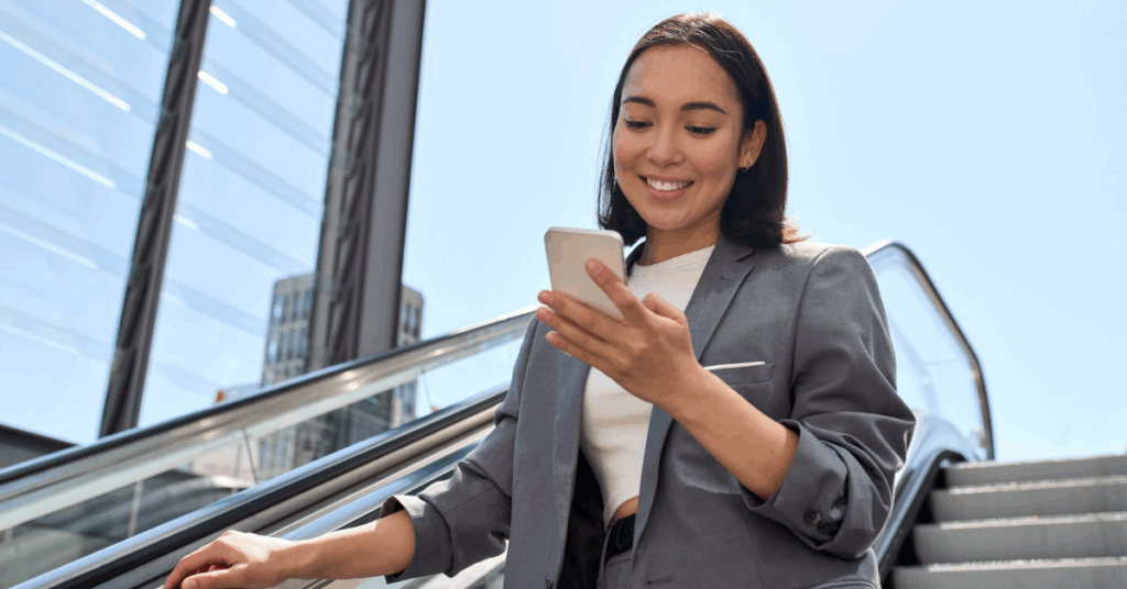 Nainen tarkistaa puhelimeltaan työvuoronsa matkallaan töihin.
